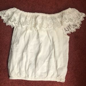 🤩✨Off the shoulder lacey white top💓